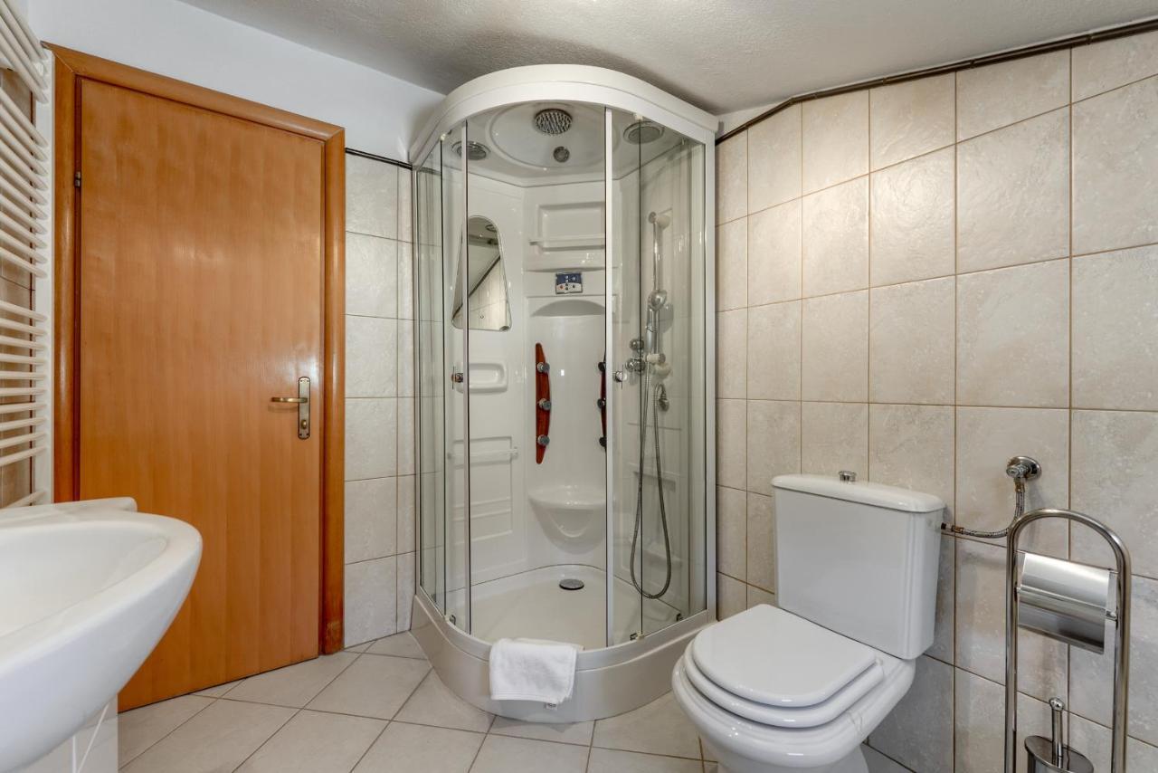 Haus Lilli Mit Pool Apartment Razanac Bagian luar foto