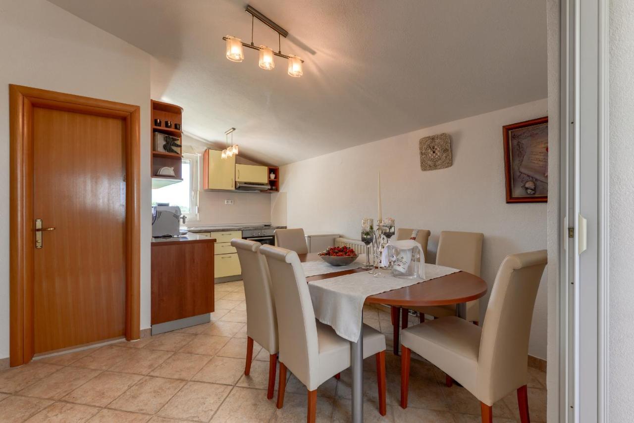 Haus Lilli Mit Pool Apartment Razanac Bagian luar foto
