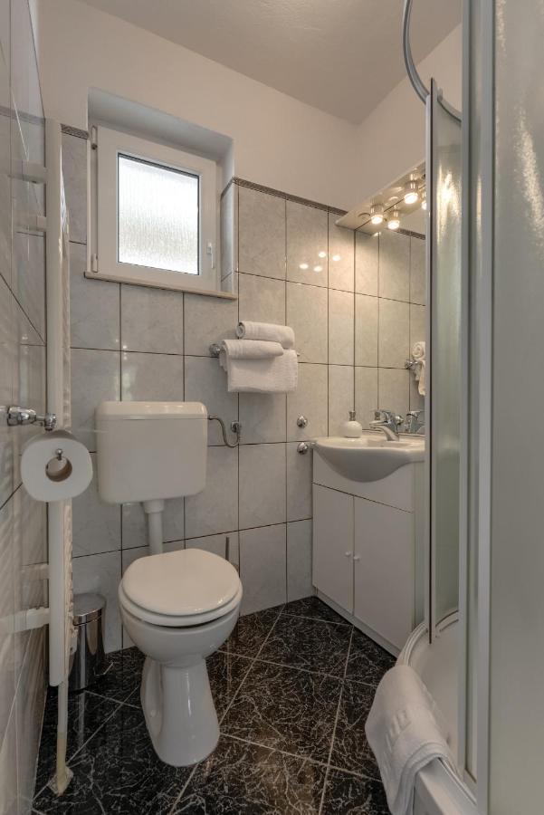 Haus Lilli Mit Pool Apartment Razanac Bagian luar foto