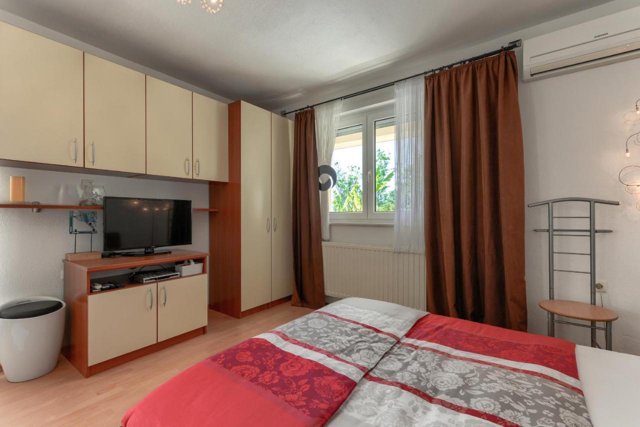 Haus Lilli Mit Pool Apartment Razanac Bagian luar foto