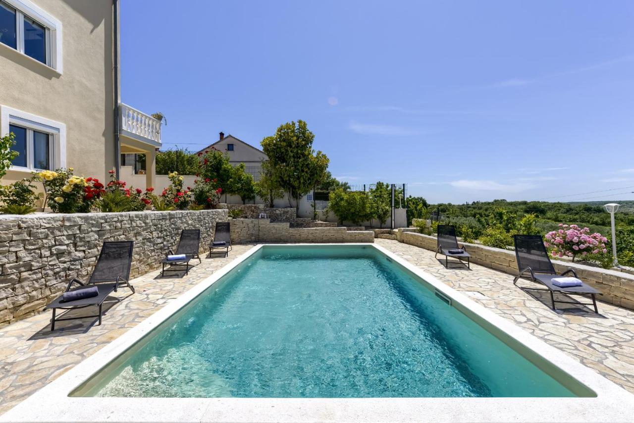 Haus Lilli Mit Pool Apartment Razanac Bagian luar foto
