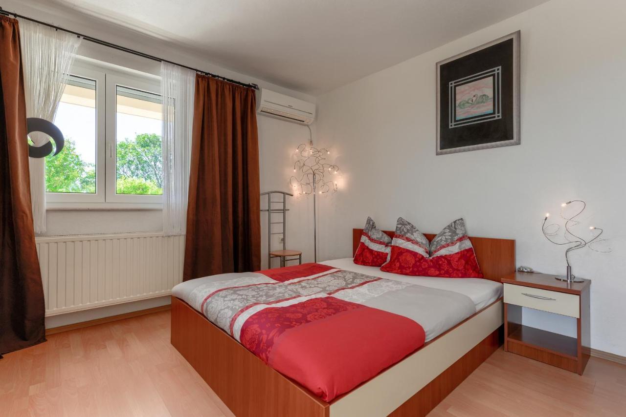 Haus Lilli Mit Pool Apartment Razanac Bagian luar foto