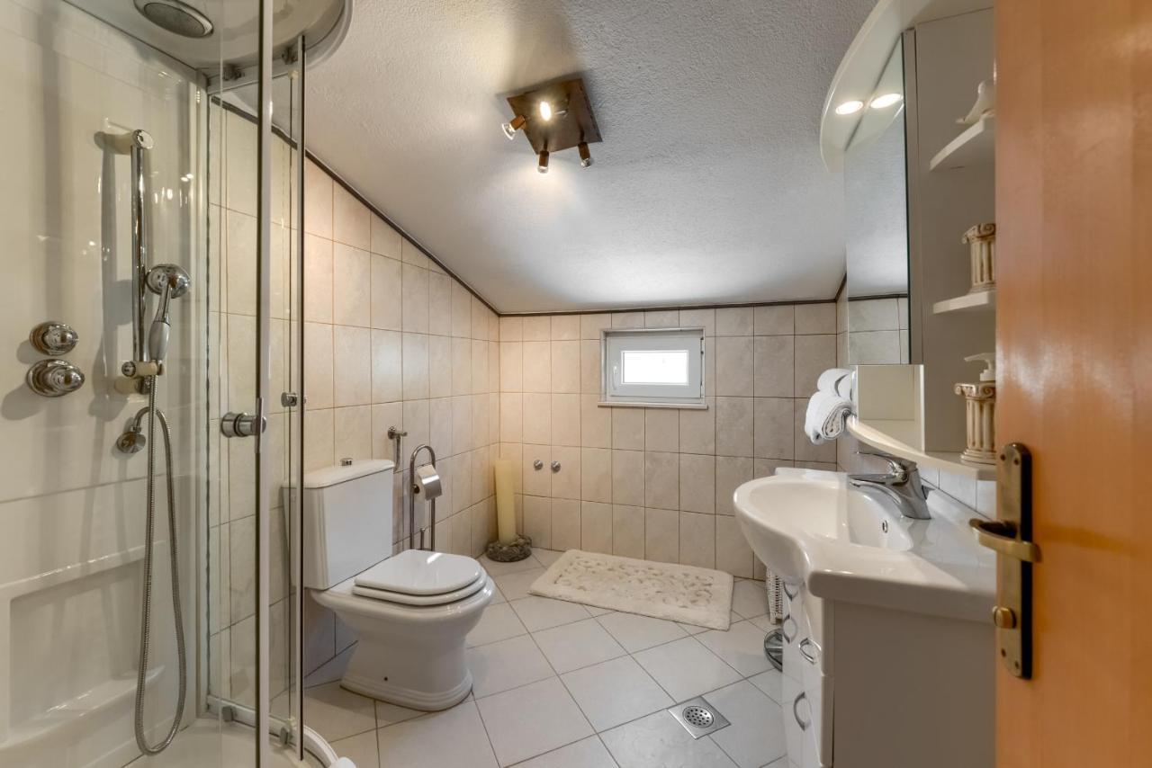 Haus Lilli Mit Pool Apartment Razanac Bagian luar foto