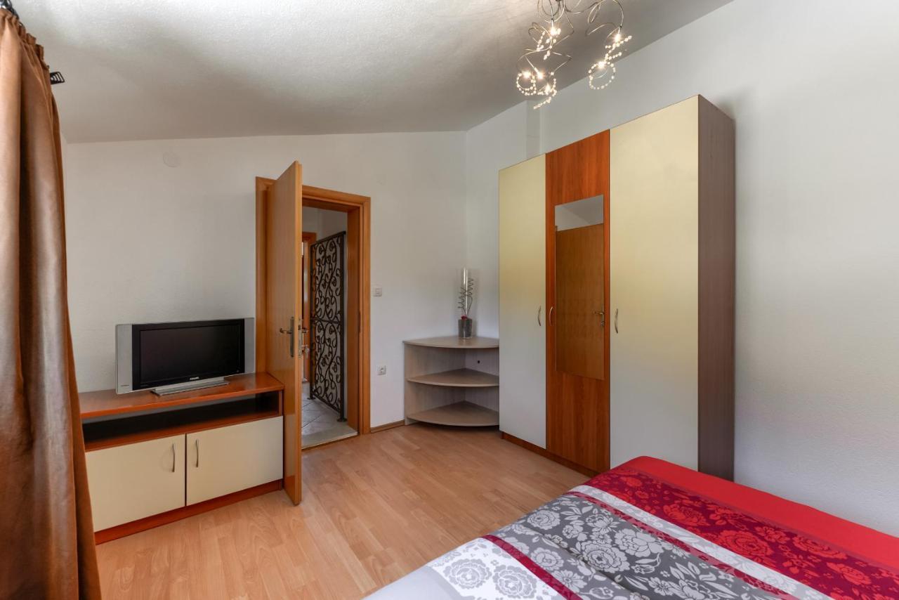 Haus Lilli Mit Pool Apartment Razanac Bagian luar foto