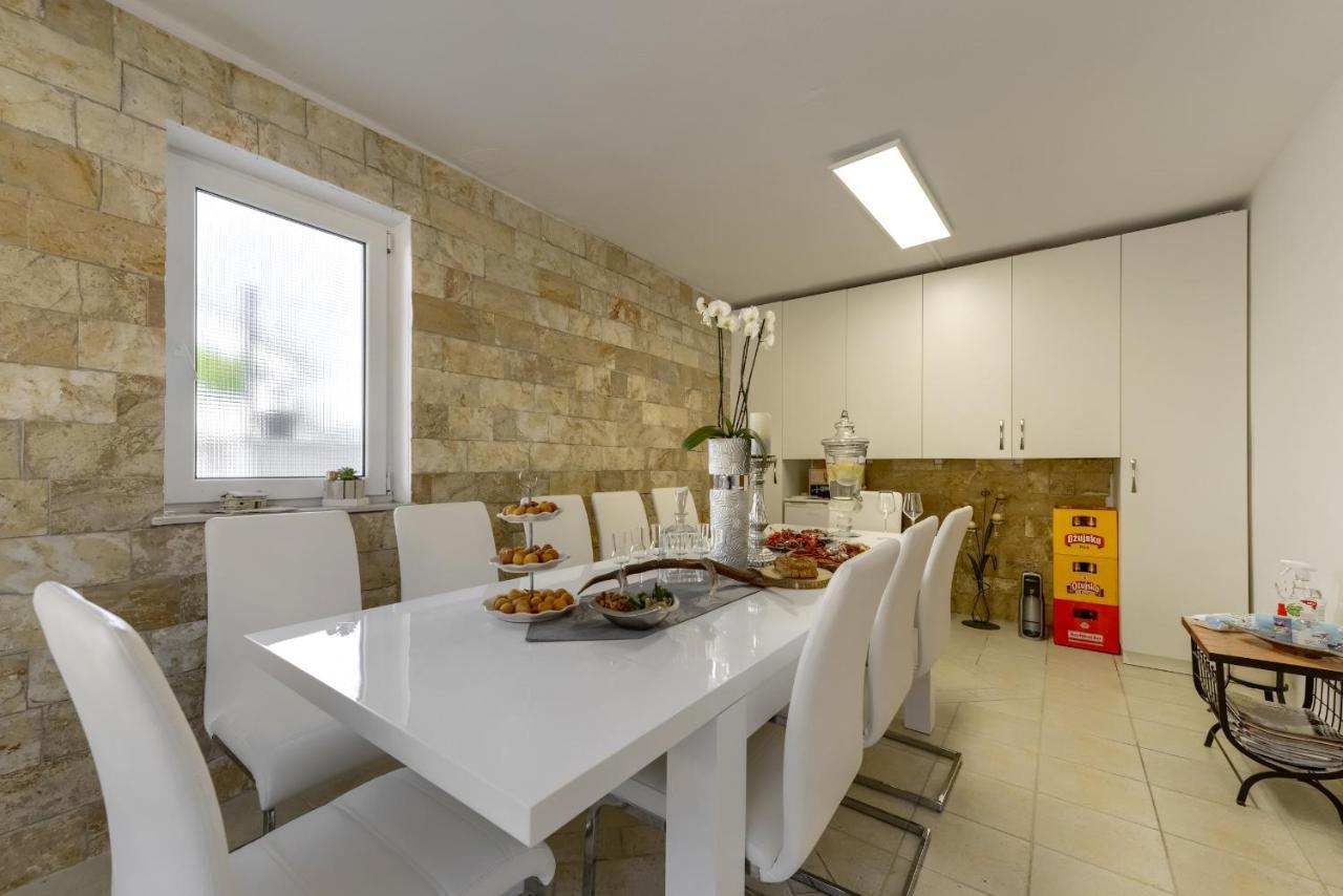 Haus Lilli Mit Pool Apartment Razanac Bagian luar foto